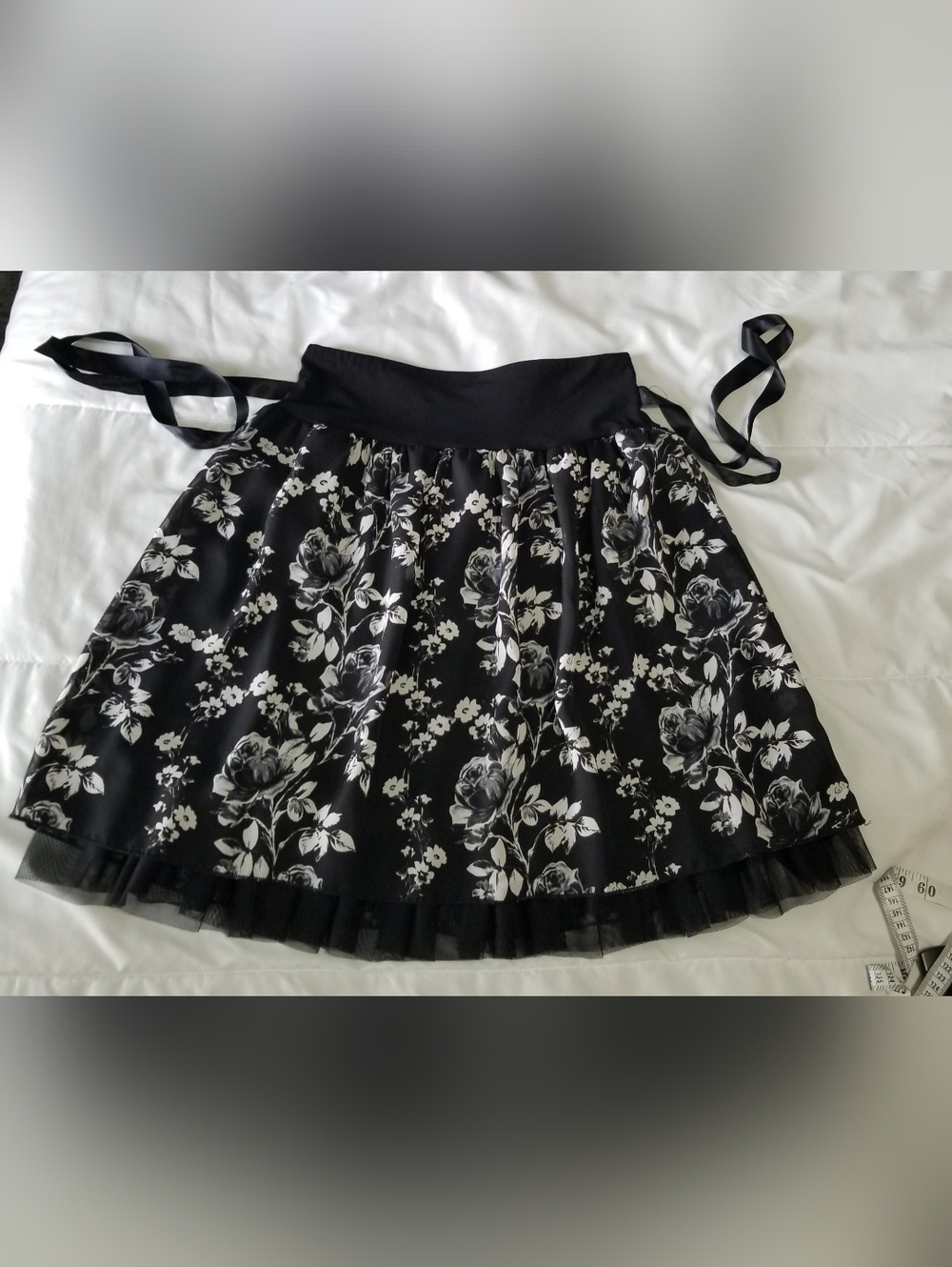 Studio 253 Black, Gray And White Floral A-Line Skirt Ladies Small